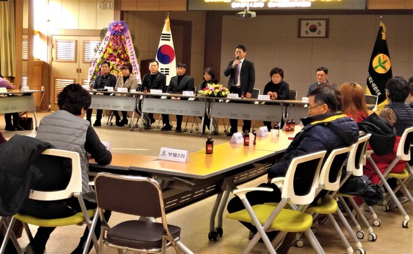 이천시 대월면새마을협의회는 지난 9일 대월면행정복지센터 2층 회의실에서 각 마을 새마을지도자, 부녀회장 및 기관단체장 등 60여 명이 참석한 가운데 2020년 정기총회 및 신규 새마을지도자 부녀회장 위촉식 행사를 개최했다. (사진제공=이천시청)