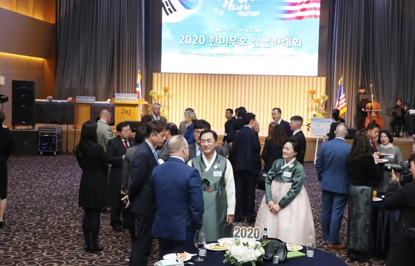 평택시가 지난 10일 JNJ아트컨벤션에서 평택에 주둔하고 있는 민·군·관 주요지휘부 40여 명을 초청, 한미우호 신년하례회’를 성황리에 개최했다고 밝혔다. (사진제공=평택시청)