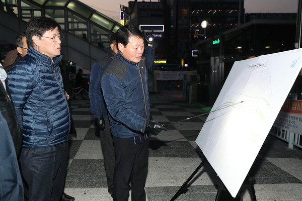 한대희 군포시장이 10일 이른 아침부터 금정역 일원을 1시간에 걸쳐 둘러보며 환승센터 건립, 산본천 복원사업, 주택정비사업 등의 추진 시 발생할 수 있는 다양한 문제점과 해결책을 현장에서 찾는 ‘현답(현장에서 답을 찾다) 행정’을 펼쳤다. (사진제공=군포시청)