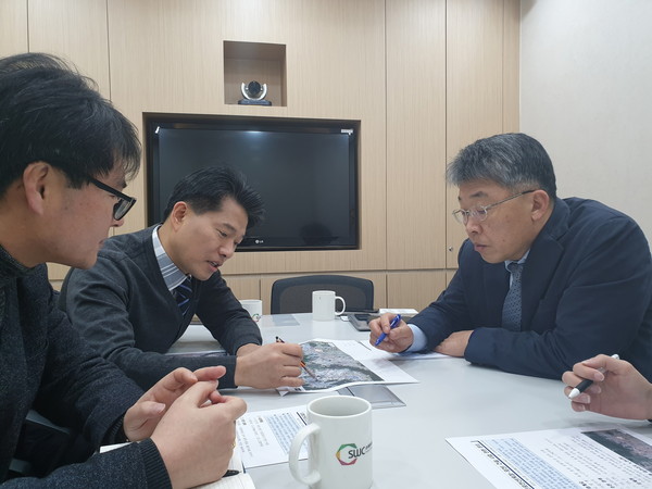 이계삼 포천시 부시장은 지난 10일 국토교통부 최기주 대도시권광역교통위원장과 홍지선 경기도 철도항만물류국장, 박경서 철도건설과장을 면담한 가운데 ‘남북경협 거점도시’를 위한 포천시 관내 철도망 구축에 따른 자문과 지속적인 협조를 요청하고 나섰다. (사진제공=포천시청)