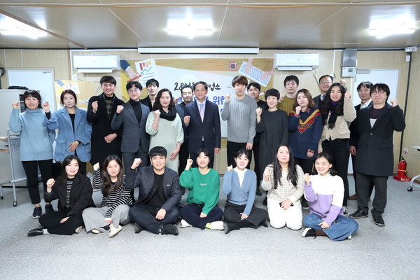 이재준 고양시장은 최근 덕양구 화정동에 위치한 28청춘창업소를 찾아 청년 사장·예비창업자 등과 간담회를 가졌다. (사진제공=고양시청)