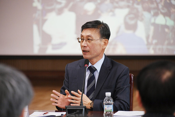 정하영 김포시장이 지난 10일 구래동행정복지센터에서 열린 ‘2020 신년 시민과의 대화’에서 “GTX-D는 김포에서 출발 부천을 거쳐 하남시까지 연결하는 노선을 강력히 추진하겠다”고 밝혔다. (사진제공=김포시청)