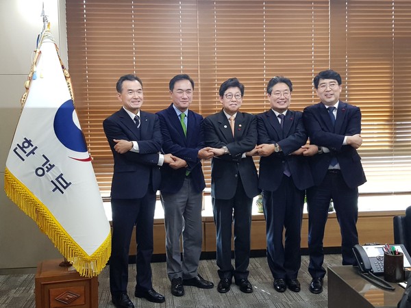평택시를 비롯한 ‘미세먼지 공동대응 협의체’소속 지자체장들이 13일 세종시 정부청사 환경부장관실을 방문, 조명래 환경부장관을 만나 미세먼지 문제의 적극적인 협력과 지원을 요청했다. (사진제공=평택시청)