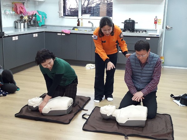 양평군은 응급의료 취약지역 주민들을 대상으로 양평소방서 및 자살예방센터와 협력해 다음달 7일까지 읍·면 마을회관을 직접 찾아가는 맞춤형 취약지역 주민 응급·재난상황 대응역량 강화 교육을 실시하고 있다. (사진제공=양평군청)