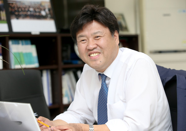 김용 예비후보가 청소년들이 학교 내에서 심리상담 및 치료를 받을 수 있는 체계를 마련하는 ‘제1호 공약’을 내걸었다. (사진제공=김용 예비후보 사무실)