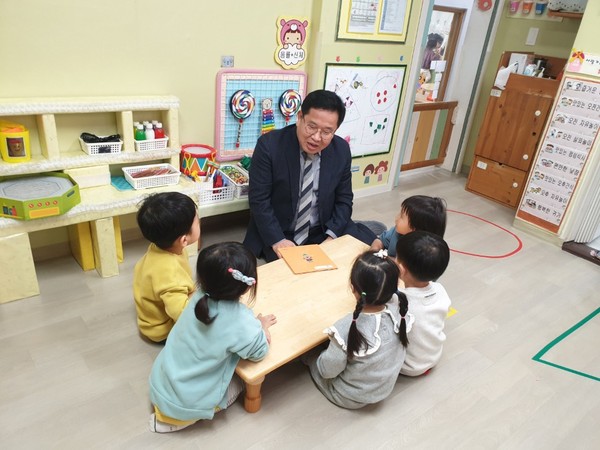 지난 10일 함재규 지산동장은 지산어린이집을 찾아 보육환경 등을 둘러보고 보육교사들의 고충과 어린이집 운영의 애로사항을 청취하는 시간을 가졌다. (사진제공=평텍시청)