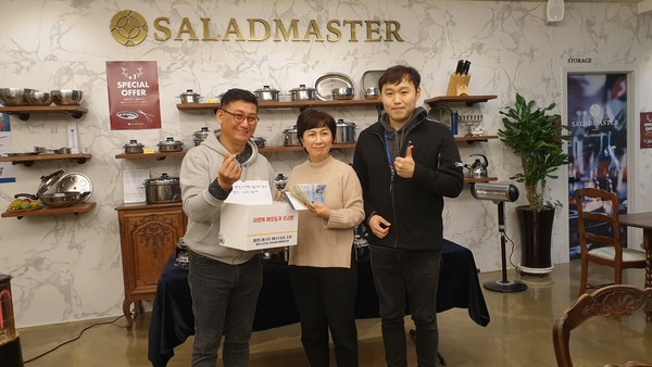 화성시 동탄1동이  샐러드마스터 위너스지사에서 기부금 전달을 기념하고 있다.(사진제공=화성시청)