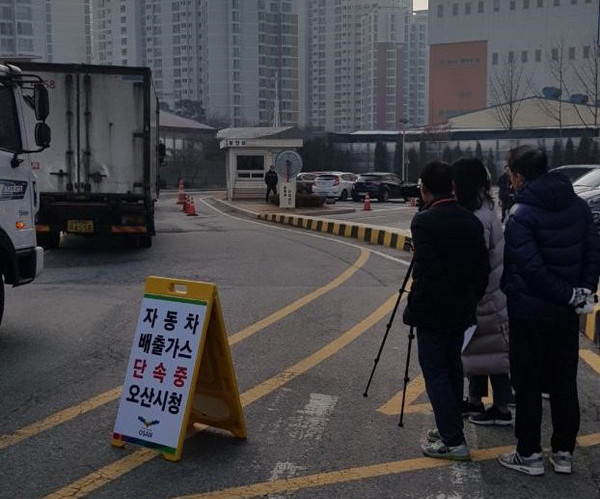 오산시가 미세먼지 감축을 위해 차량운행 밀집 지역에서 매연측정용 비디오카메라를 활용한 매연다량배출 차량 단속을 진행하고 있다.(사진제공=오산시청)