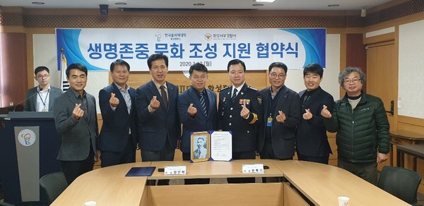 화성서부경찰서와 한국폴리텍대학 화성캠퍼스(학장 정인학)가 자살예방 관련 정보 공유와 생명 존중 문화 조성 및 자살 인식 개선 사업 MOU 체결을 기념하고 있다.(사진제공=화성서부경찰서)