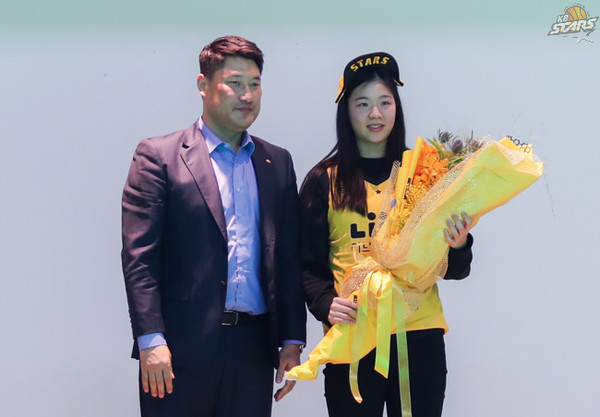 수원대는 본교 여자농구부의 최윤선 선수가 지난 9일 2019~2020 WKBL 신입선수 선발회에서 2라운드 6순위로 KB 스타즈에 지명돼 입단했다고 밝혔다. (사진제공=수원시청)