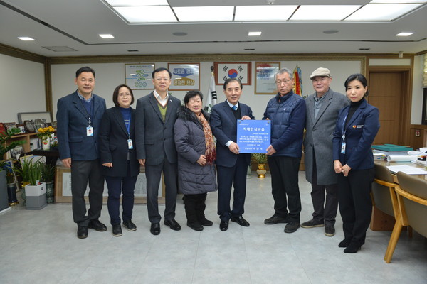포천시는 14일 선단동 자작1통과 동교4통 지역을 ‘치매안심마을’로 조성하기 위해 현판식 전달에 나섰다. (사진제공=포천시청)