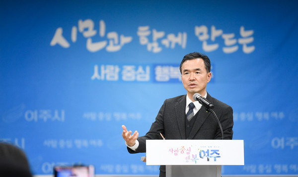 이항진 여주시장이 14일 시청 대회의실에서 신년 언론인 정책브리핑을 하고 있다. (사진제공=여주시청)