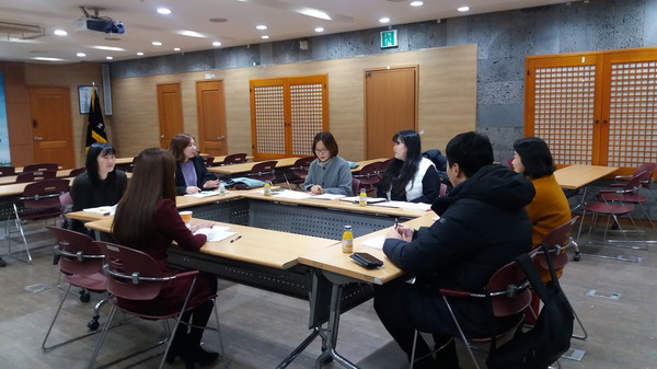오산시가 시청 물향기실에서 6개동 행정복지센터(맞춤형복지팀) 긴급ㆍ무한돌봄사업 담당자를 대상으로 찾아가는 보건복지서비스 실무교육을 진행하고 있다.(사진제공=오산시청)