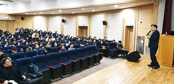 국립농산물품질관리원 경기지원(지원장 권진선)이 새롭게 바뀐 2020년 공익직불제를 농관원 소속 직원을 대상으로 설명회를 진행하고 있다.(사진제공=국립농산물품질관리원 경기지원)