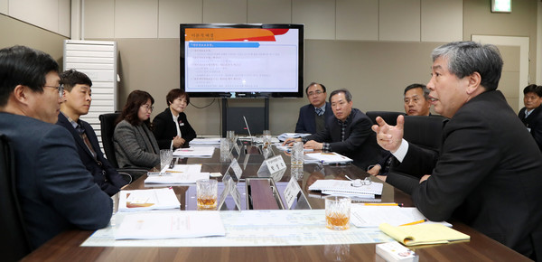 경기도의회는 의장 집무실에서 ‘경기도 청소년 범죄 현황과 예방을 위한 정책방안 연구’최종보고회를 진행하고 있다.(사진제공=경기도의회)