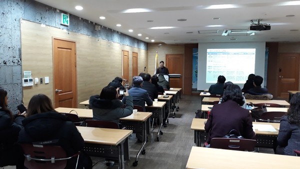 오산시가 시청 물향기실에서 관내 사회적경제 기업 관계자가 참여한 가운데 ‘2020년 사회적경제기업 재정지원 사업 교육’을 진행하고 있다.(사진제공=오산시청)