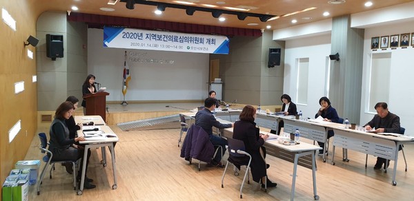 오산시가 보건소 대회의실에서 2020년 제1회 지역보건의료심의위원회를 진행하고 있다.(사진제공=오산시청)