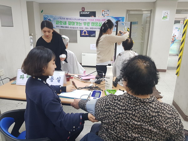 오산시 초평동행정복지센터가 누읍동에서 관내 어르신을 대상으로 찾아가는 파랑새 미용실을 진행하고 있다.(사진제공=오산시청)