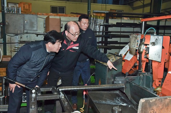 임병택 시흥시장이 경자년 새해를 맞아 어려운 경제 여건 속에서도 지역경제 버팀목의 역할을 감당하고 있는 소공인과 중소기업 현장을 찾았다. (사진제공=시흥시청)