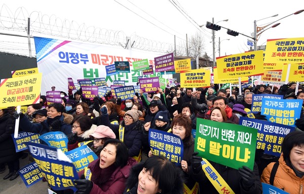 황범순 의정부시 부시장은 지난 14일 의정부시 미 반환공여지 3개소 (캠프레드클라우드, 캠프스탠리, 캠프 잭슨)의 조기반환을 위해 국방부를 방문하고, 시의 건의사항을 전달했다. (사진제공=의정부시청)