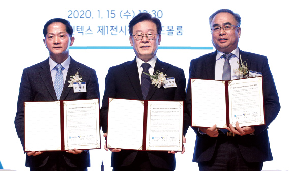 15일 킨텍스 제1전시장 그랜드볼룸에서 이재명 도지사와 이재준 고양시장, 김종춘 KOTRA 부사장이 킨텍스 제3전시장 공동성명서 발표 및 경기도-고양시-KOTRA 업무협력 협약을 체결하고 기념촬영을 하고 있다.(왼쪽부터 이재준 고양시장, 이재명 도지사, 김종춘 KOTRA 부사장.)  (사진제공=경기도청)