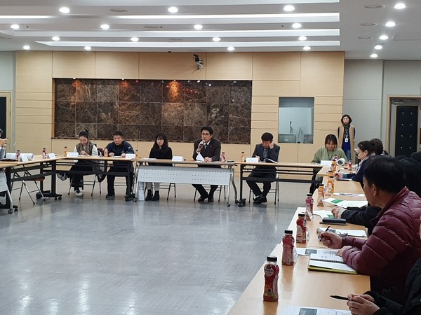 강화군은 지난 13일 강화군형 복지사업을 추진하기 위해 ‘복지부서 간 소통과 협업을 위한 위기가구 발굴 TF팀’을 구성하고 간담회를 개최했다. (사진제공=강화군청)