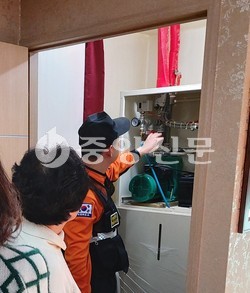 광명소방서는 지난 1년 6개월간 대형화재를 예방하기 위해 관내 건축물3091개 대상으로 화재안전특별조사를 실시한 결과 1733개 대상이 적발, 위법사항에 대해 시정조치를 했고 전년대비 화재발생 건수는 16% 감소했다고 밝혔다. (사진제공=광명소방서)
