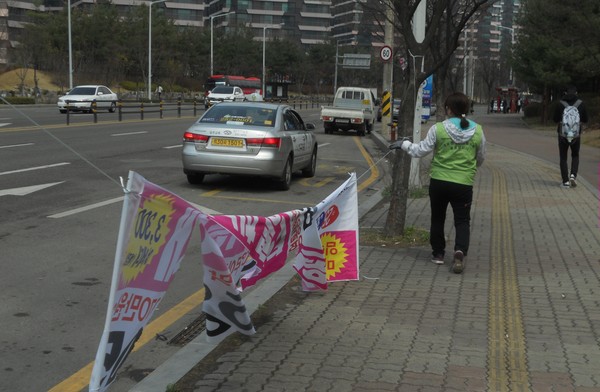 수원시가 설 명절을 앞두고 정당과 정치인들이 거리에 거는 ‘명절 인사’ 불법현수막을 발견하는 대로 철거한다. (사진제공=수원시청)