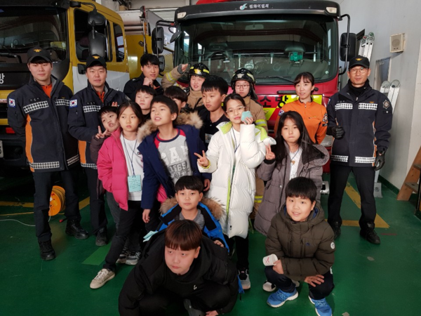 양평소방서는 최근 이동노동자 강추위 쉼터에 버스 고장으로 추위에 떨던 어린이들이 찾아와 따뜻하게 이용하고 고마움을 표했다. (사진제공=양평소방서)