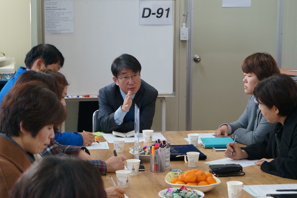 21대 총선 하남시선거구 더불어민주당 최종윤 예비후보는 15일 하남시 어린이집 연합회 박선미 회장을 비롯한 어린이집 원장들을 만나 어린이집 원장 및 교사의 처우개선 방안과 환경 개선에 대한 의견을 청취했다. (사진제공=최종윤 예비후보 사무실)
