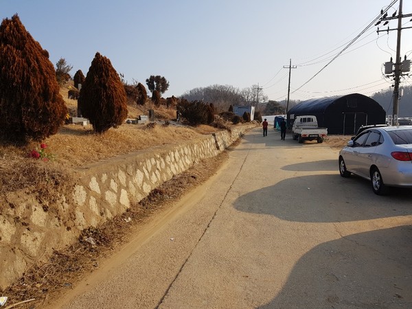 매년 명절 때마다 심각한 교통체증을 겪고 있는 고양 식사동 시립묘지 주변 모습. (사진=이종훈 기자)