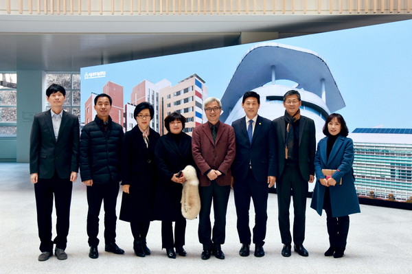 오산시가 서울과학기술대학교 총장  일반고 진로지원 얼리버드 프로그램의 운영과 AI 미래교육의 협력체계 구축을 위한 소통의 자리를 기념하고 있다.(사진제공=오산시청)