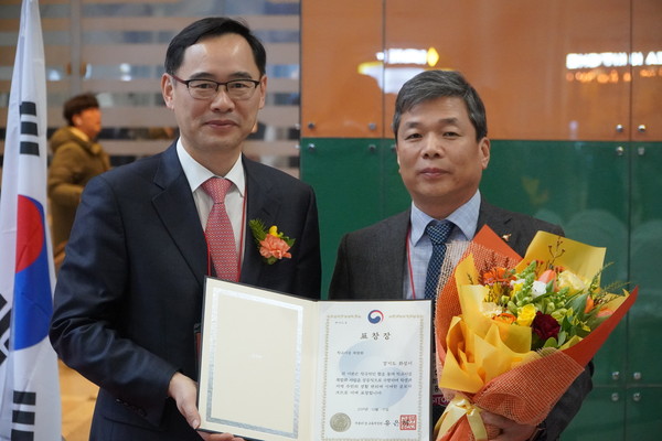화성시 이음터 사업이 코엑스에서 개최된 ‘제17회 대한민국 교육박람회’에서 학교시설복합화 우수기관으로 교육부 장관상 수상을 기념하고 있다.(사진제공=화성시청)