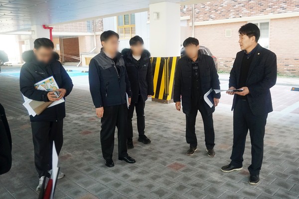 화성시의회 배정수 의원이 동탄2신도시에 개교중인 초․중학교를 방문해 학교 하자 관련 현장 점검을 진행하고 있다.(사진제공=화성시의회)