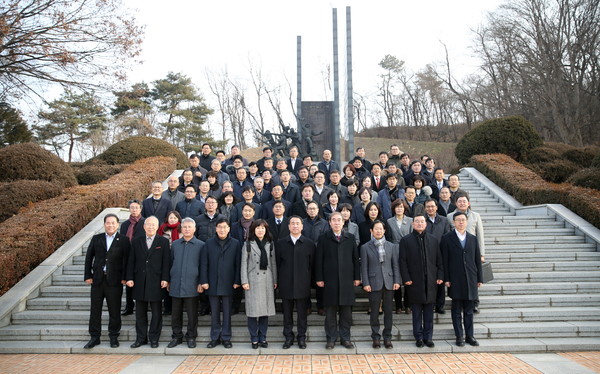 오산시가 유엔군 초전기념관에서  ‘오산 죽미령 평화공원 조성사업’ 추진상황 보고 및 현장 관람을 기념하고 있다.(사진제공=오산시청)