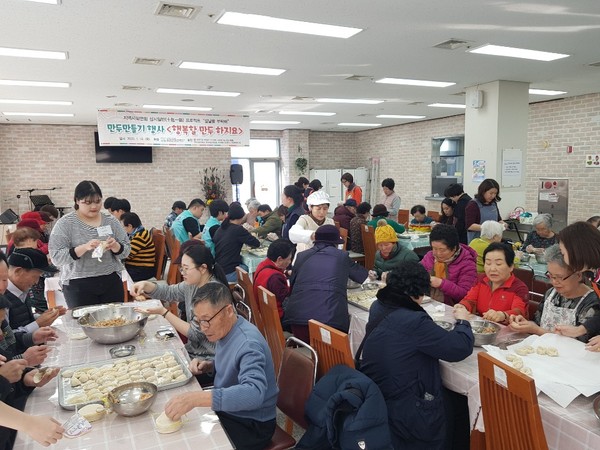 오산남부종합사회복지관이  십시일반(十匙一飯) 프로젝트 ‘설날을 부탁해’, ‘흥겨운 잔치 한마당행사’를 진행하고 있다.(사진제공=오산시청)