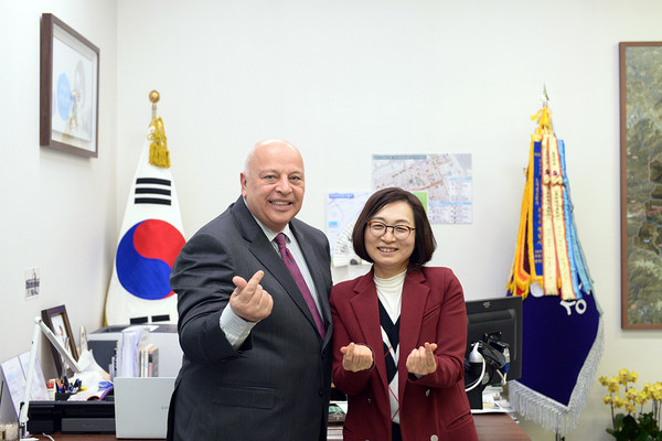 은수미 성남시장은 지난 16일 자신의 집무실에서 미국 통신장비 및 플랫폼 개발 업체인 비아(Veea Inc.)의 최고 경영자(CEO)인 앨런 살마시(Allen Salmasi)를 비롯한 관련자들과 간담회를 가졌다. (사진제공=성남시청)