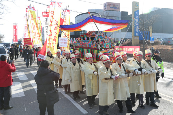 가평군 범군민 비상대책위원회는 지난 17일 오후 2시 가평 문화예술회관에서 ‘제2경춘국도 가평군 건의 노선(안)’관철을 촉구하는 총 궐기대회를 열었다. (사진