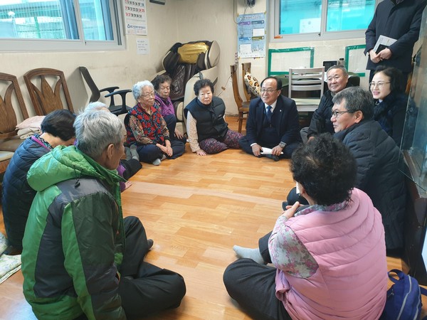 안양시 만안구가 경로당투어로 지역주민들과 경자년 새해맞이 인사를 나누고 있다. (사진제공=안양시청)