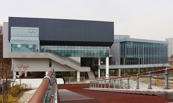하남시는 주요현안 투자 사업으로 청소년수련관·미사도서관·미사보건센터 등 시민들을 위한 공공시설이 완공 마무리 단계에 돌입한 가운데 4월, 5월, 10월 차례대로 개관을 앞두고 있다. 사진은 청소년수련관 전경. (사진제공=하남시청)