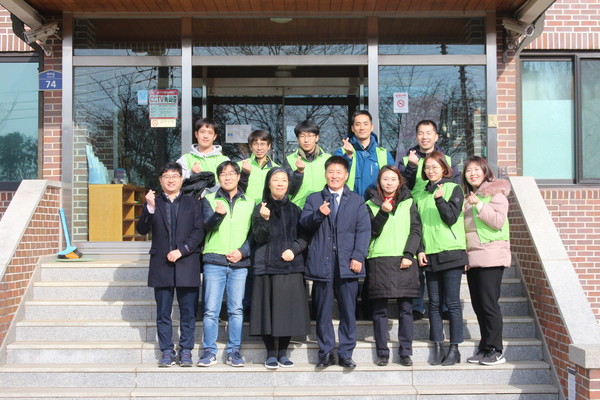 21일 권태휴 세관장을 비롯한 직원 10여명은 안성시 원곡면에 소재한 청각장애 어르신 보호시설인 ‘성요셉의 집’을 방문해 성금을 전달했다. (사진제공=평택직할세관)