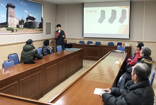 수원시 권선구보건소가 더 가까운 곳에서 치매 어르신들을 보살피기 위해 올해부터 ‘찾아가는 이음 쉼터’ 프로그램을 운영한다. (사진제공=수원시청)