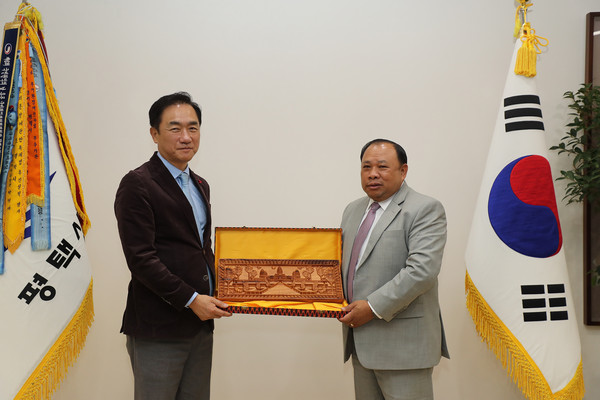 평택시는 캄보디아 공항청 H.E NAK SOKHA 차관을 비롯한 7명으로 구성된 캄보디아 교류 방문단이 평택시와 캄보디아와의 교류 협력 방안을 논의하기 위해 21일 시청을 내방해 정장선 시장과 간담회를 가졌다 고 밝혔다. (사진제공=평택시청)