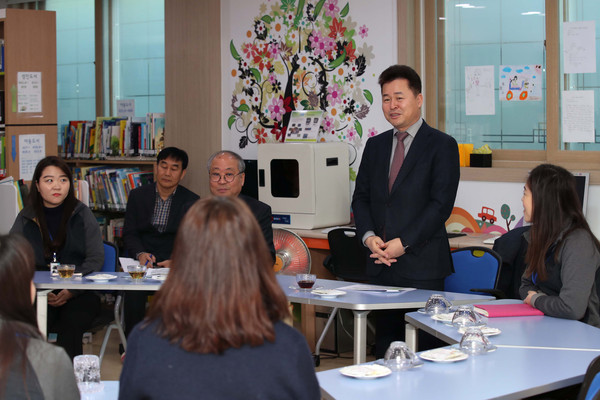 허인환 동구청장이 지난 20일 금창동 행정복지센터에서 ‘현장톡톡(talk-talk) 구청장실’을 운영하고 있다. (사진제공=동구청)
