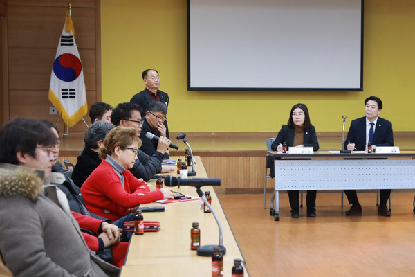 화성시의회 최청환 의원 주관으로 장안면행정복지센터에서 조오순 의원과  대책위원회 주민대표들이 참석해 축사 인․허가 및 불법 관련 문제와 대책을 논의하고 있다.(사진제공=화성시의회)