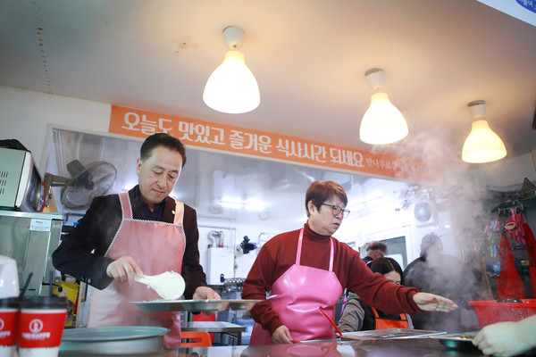 화성시의회 김홍성의장이 설 명절을 앞두고 어려운 이웃과 함께하는 명절을 보내기 위한 이웃살랑을 실천하고 있다.(사진제공=화성시의회)