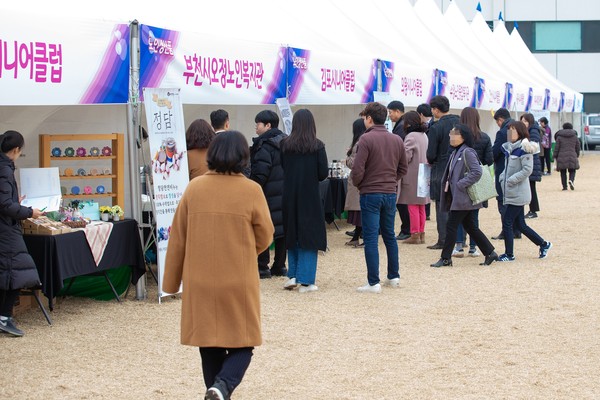 경기도가 22일 경기도청 앞에서 사회적 일자리 생산품 특별 판매장을 운영했다. (사진제공=경기도)