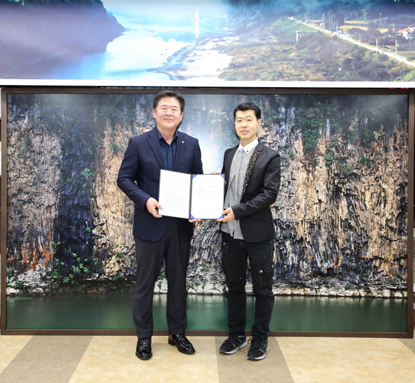연천군은 22일 군수실에서 한성필작가와 전략적 업무협약을 체결했다. (사진제공=연천군청)