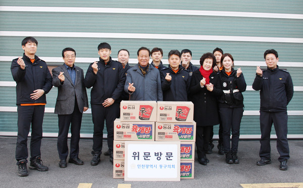 인천시 동구의회는 다가오는 설 명절을 맞이해 지난 21일 관내 사회복지시설 및 현업기관을 방문 격려했다. (사진제공=동구청)