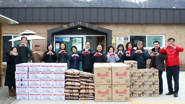 광주시의회는 민족 고유의 명절인 설을 맞아 지난 21일과 22일 관내 각급 유관기관 및 복지시설과 경안전통시장을 방문했다. (사진제공=광주시의회)